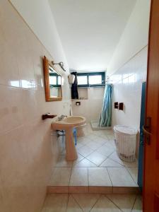 uma casa de banho com um lavatório e um WC. em Casa vacanze Nietta em Cala Liberotto