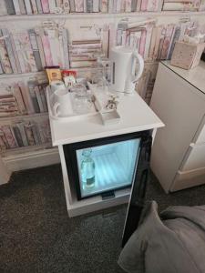 Hermosa Guest House في سكرابورو: تلفزيون صغير في خزانة مع حوض
