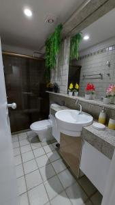 ein Badezimmer mit Toilette, Waschbecken und Dusche in der Unterkunft Ancorar Porto de Galinhas in Porto De Galinhas