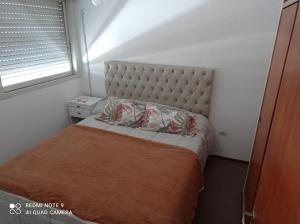 Dormitorio pequeño con cama con cabecero grande en Rosario VIP 2 en Rosario