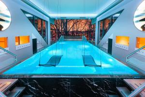 a swimming pool in the middle of a building at Hotel BEI SCHUMANN in Kirschau