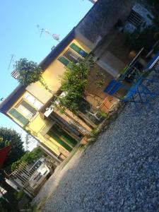 ein gelbes Haus mit Pflanzen davor in der Unterkunft B&B Porte Rosse in Solferino