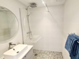 Fotografia z galérie ubytovania MAGNIFIQUE APPARTEMENT T4 GRAND STANDING - VUE MER PANORAMIQUE ET PISCINE v destinácii Bandol