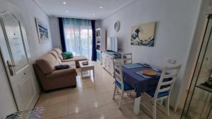 ein Wohnzimmer mit Tisch und Couch in der Unterkunft casa luxury 2 nudista in Vera