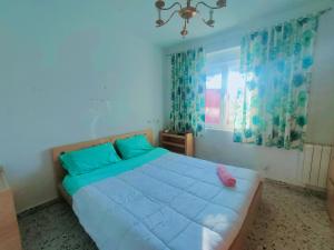 Dormitorio con cama con almohada rosa en Chalet de Tony Verde en plena naturaleza, en Adanero