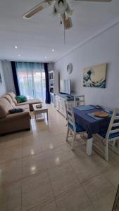 ein Wohnzimmer mit Tisch und Couch in der Unterkunft casa luxury 2 nudista in Vera