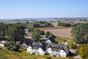 - une vue aérienne sur un grand domaine avec des maisons dans l'établissement F-1010 Strandhaus Mönchgut Bed&Breakfast DZ 37 strandnah, inkl Frühstück, à Lobbe