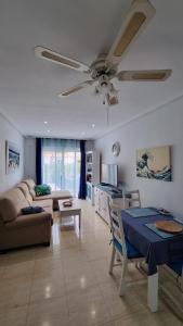 ein Wohnzimmer mit einer Couch und einem Deckenventilator in der Unterkunft casa luxury 2 nudista in Vera