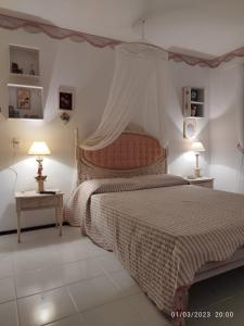a bedroom with a bed and two tables with lamps at apartamento som do mar. in Fortaleza