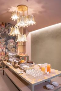 uma mesa de buffet com comida e candelabros em Hotel Milani em Roma