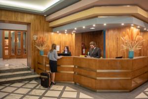 فندق ميلاني في روما: شخصين واقفين في مكتب استقبال في الردهة