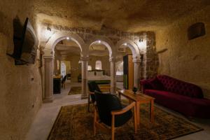TV a/nebo společenská místnost v ubytování The Niche Cave Hotel
