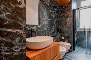 uma casa de banho com um lavatório e um WC em Oddino 3 - 4 Rooms em Turim