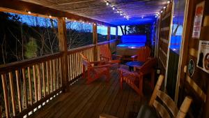Balkón nebo terasa v ubytování Rustic Cabin