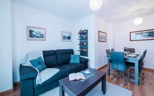 un soggiorno con divano blu e tavolo di La Tarasca Apartamento turístico a Zamora