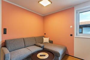 A seating area at Luisalle Top 6