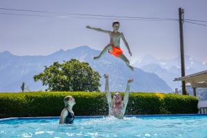 Swimmingpoolen hos eller tæt på Camping Lazy Rancho - Eiger - Mönch - Jungfrau - Interlaken