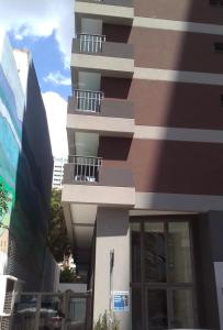 un edificio con balcones en un lateral en XBase Studio Parque Augusta-Higienópolis Mackenzie en São Paulo