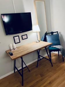 TV a/nebo společenská místnost v ubytování Le Mat B&B Göteborg City