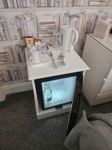 una TV seduta su un tavolo in una stanza di Hermosa Guest House a Scarborough