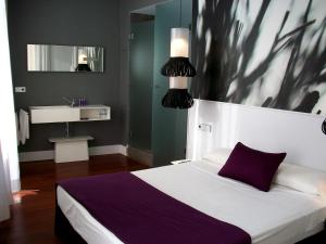 Cama ou camas em um quarto em Khu Hotel