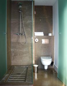 Ein Badezimmer in der Unterkunft Khu Hotel