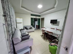 een woonkamer met een bank en een tafel bij Casa a 500 metros da praia em balneário piçarras in Piçarras