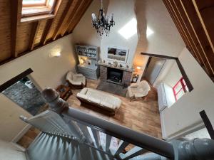 uma vista superior de uma sala de estar com lareira em Carraun Cottage em Manorhamilton