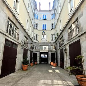 un pasillo vacío en un edificio con macetas en Le jardin de ville en Grenoble