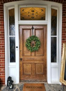 una puerta de madera con una corona en South Court Inn en Luray