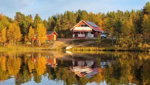 ein Haus am Ufer eines Sees in der Unterkunft Tunturihuvila III in Vuontisjärvi