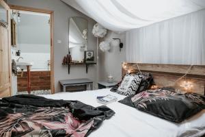 een slaapkamer met een bed met 2 kussens erop bij Zaczarowana Furmanka in Antolka