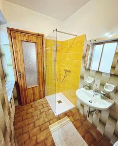 y baño con ducha y lavamanos. en Ca’ Ruset, en Roccaforte Mondovì