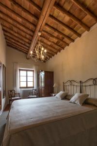 a bedroom with a large bed with a wooden ceiling at Renzo Marinai in Panzano