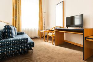 TV a/nebo společenská místnost v ubytování Strandhotel Bansiner Hof
