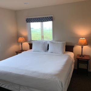 מיטה או מיטות בחדר ב-Lighthouse Oceanfront Resort