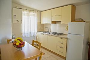 una cocina con una mesa con un bol de fruta. en Arabona B&B, en Sulmona
