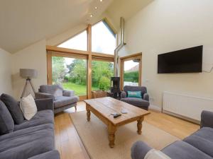 a living room with couches and a coffee table at Fidra Cottage in Dirleton