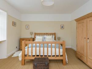 מיטה או מיטות בחדר ב-Fidra Cottage