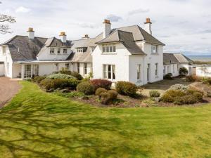 uma grande casa branca com um relvado verde em Green Craig em Aberlady