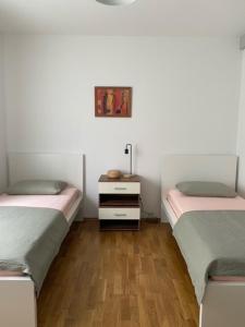 una camera con due letti e un comò di Apartment M & M a Spalato (Split)