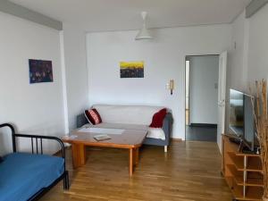 un soggiorno con divano, tavolo e TV di Apartment M & M a Spalato (Split)