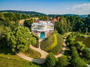 eine Luftansicht eines großen Hauses mit Garten in der Unterkunft Hotel BEI SCHUMANN in Kirschau