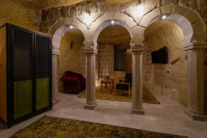 TV a/nebo společenská místnost v ubytování The Niche Cave Hotel