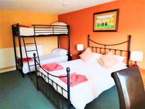 Poschodová posteľ alebo postele v izbe v ubytovaní Forsinard Suites