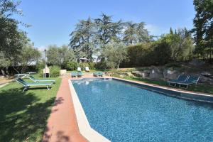 The swimming pool at or close to Taglialegna a Montefiorile Még 17 kép