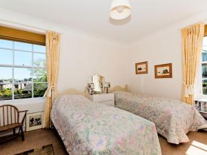 1 dormitorio con 2 camas y ventana en Inchgarry Court en North Berwick