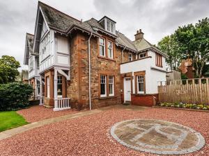 een groot huis met een stenen oprit ervoor bij Glenconner House in North Berwick