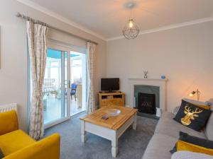 un soggiorno con divano e camino di Craigleith Lodge a North Berwick