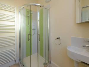 una doccia in vetro in un bagno con lavandino di Craigleith Lodge a North Berwick Altre 19 foto
